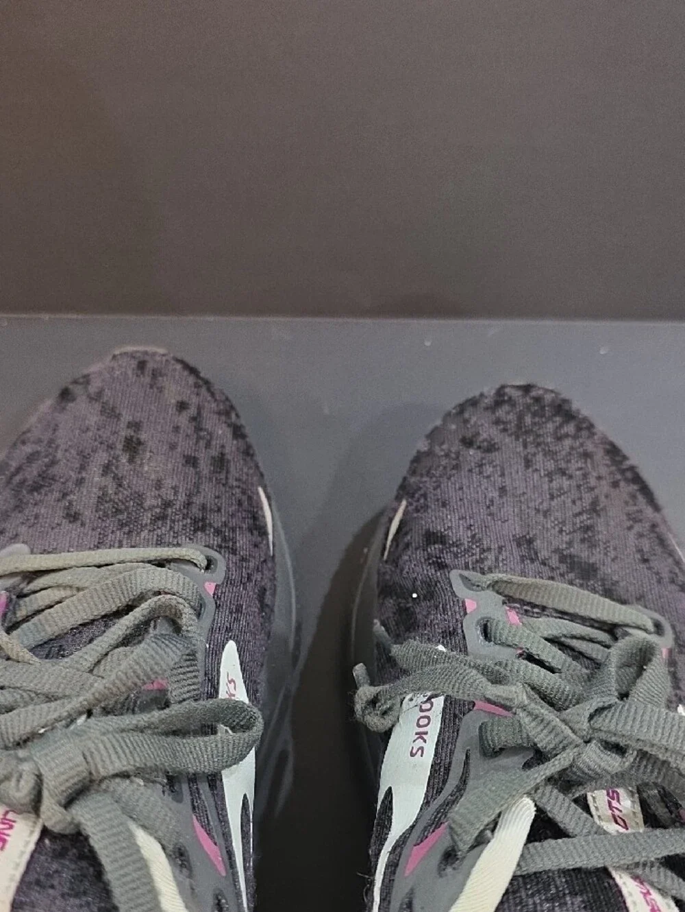 Brooks Adrenaline GTS 23 Women's Shoes in Charcoal with Pink Highlights Size 9